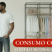 Um casal de roupas básicas, jeans e camisetas, se olha contente. Ao fundo, um guarda-roupas com suas peças organizadas por cor demonstra a importância de se investir em roupas que são fáceis de combinar