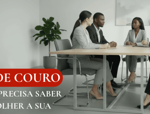 Pessoas em uma sala de reunião conversam sobre assuntos de trabalho. Todos estão com roupas executivas e, no colo de uma mulher, se destaca uma Pasta Executiva modelo Lab.